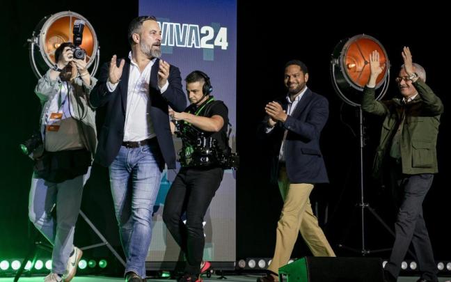Abascal, junto a Garriga y Ortega Lara este domingo en Vistalegre. / EP Abascal, junto a Garriga y Ortega Lara este domingo en Vistalegre.
