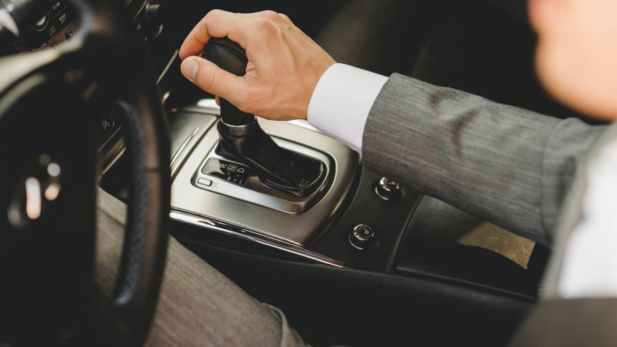 Palanca de cambios de un coche automático.