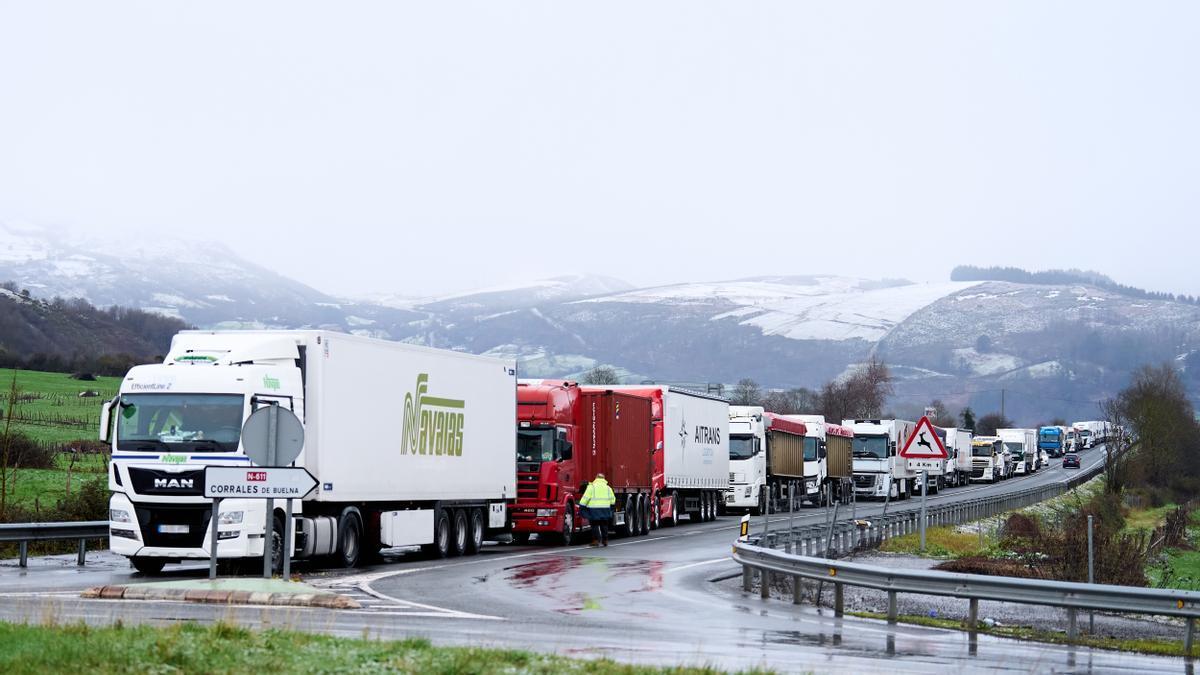 Varios camiones parados en la A-67