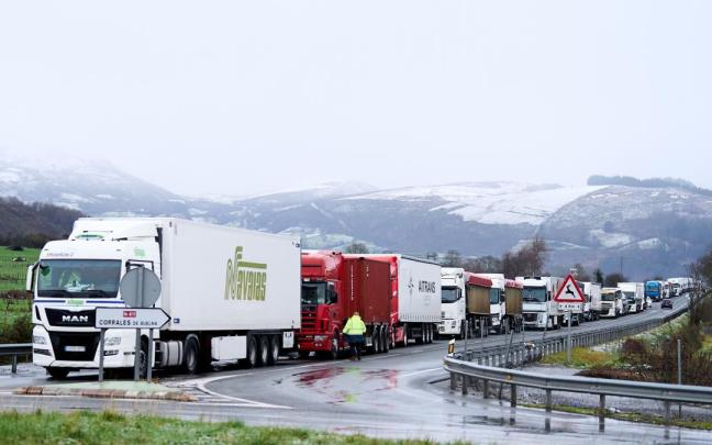 Varios camiones parados en la A-67