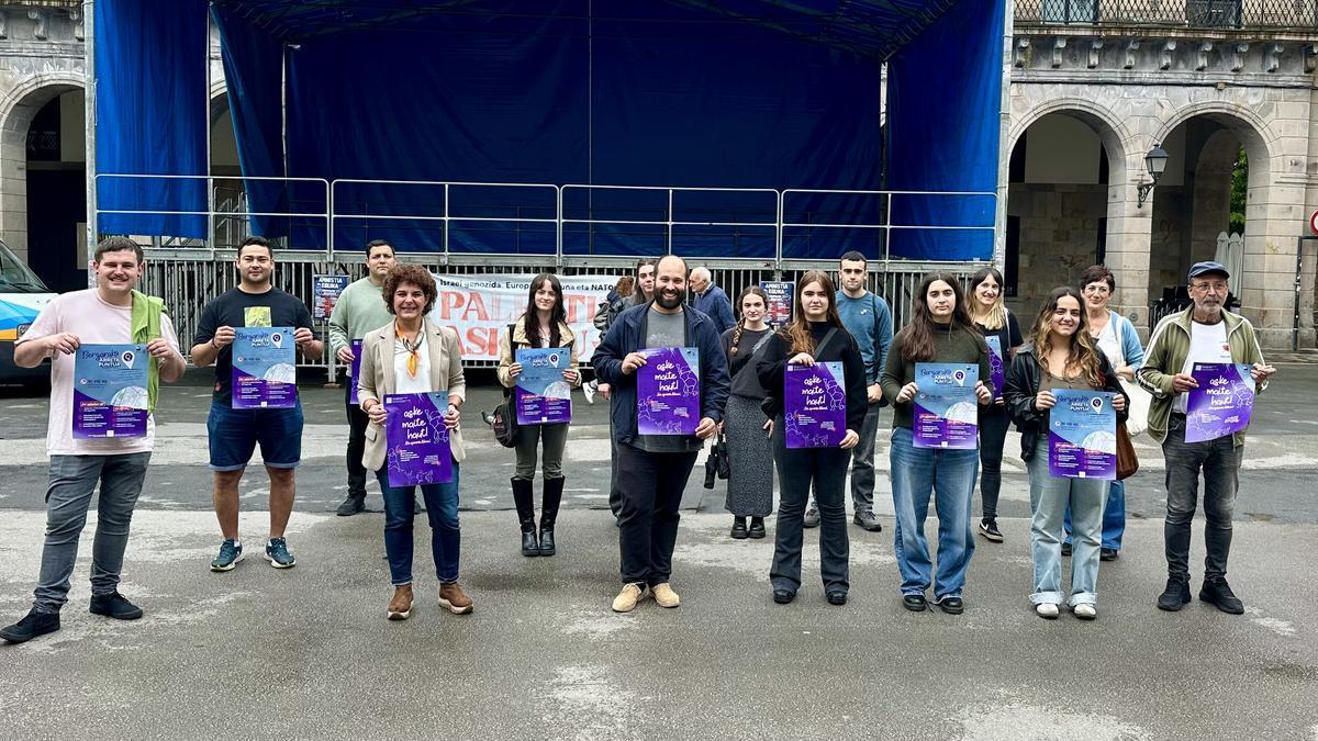 Representantes municipales, de los grupos feministas Martxanterak y Oñeztua, y hosteleros en la presentación.