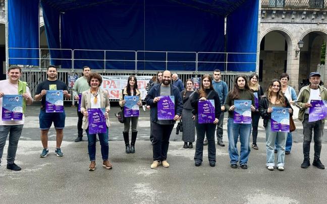 Representantes municipales, de los grupos feministas Martxanterak y Oñeztua, y hosteleros en la presentación. / B.U. Representantes municipales, de los grupos feministas Martxanterak y Oñeztua, y hosteleros en la presentación.