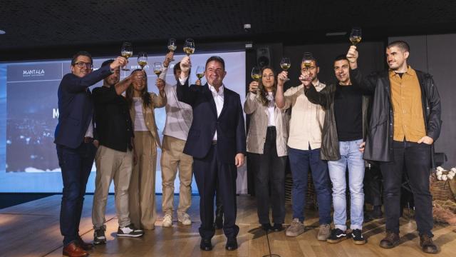 Martín Berasategui, brindando con los asistentes. / Cedida Martín Berasategui, brindando con los asistentes.