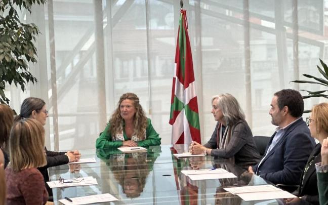 La Consejera de Salud, Gotzone Sagardui, con los representantes de APNABI-Autismo Bizkaia, Gaude, Fundación Síndrome de Down del País Vasco, Lantegi Batuak, Gureak Araba y Gureak. La Consejera de Salud, Gotzone Sagardui, con los representantes de APNABI-Autismo Bizkaia, Gaude, Fundación Síndrome de Down del País Vasco, Lantegi Batuak, Gureak Araba y Gureak.