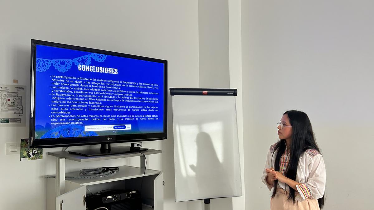 Mª del Cielo Galindo durante la defensa de su Trabajo de Fin de Máster.