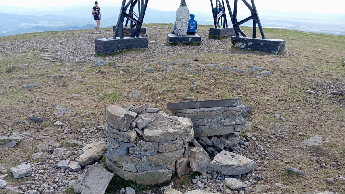 La mesa de orientación colocada hace casi un siglo a pocos metros de la Cruz de Gorbeia ha sido destrozada