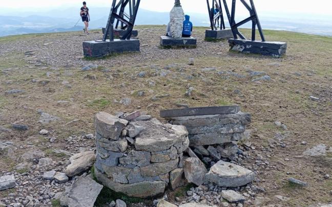 La mesa de orientación colocada hace casi un siglo a pocos metros de la Cruz de Gorbeia ha sido destrozada