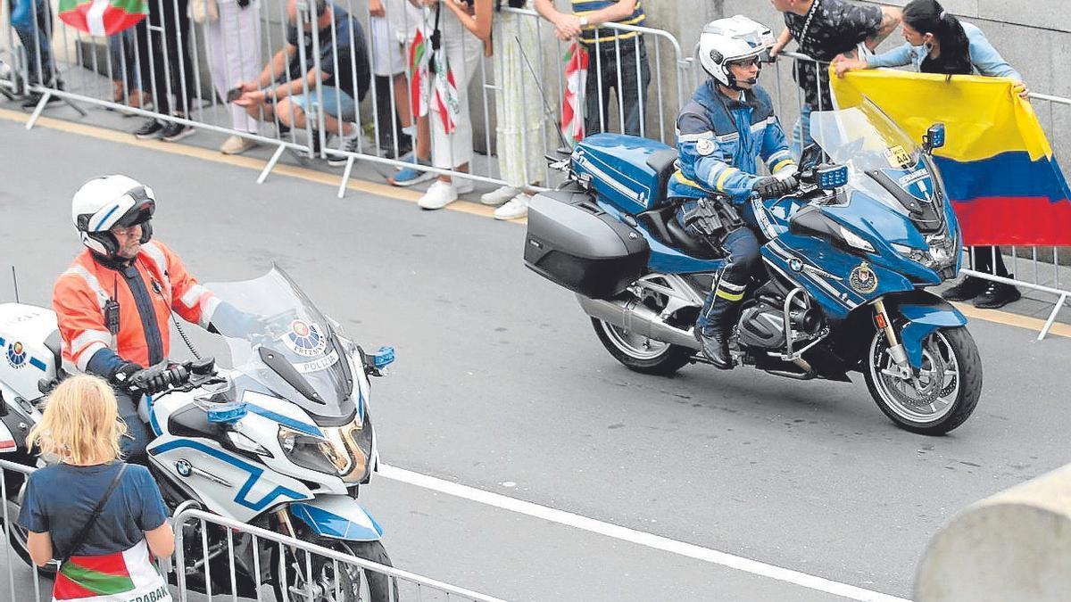 Una moto de la Gendarmería y otra de la Ertzaintza, en la etapa de Bilbao.