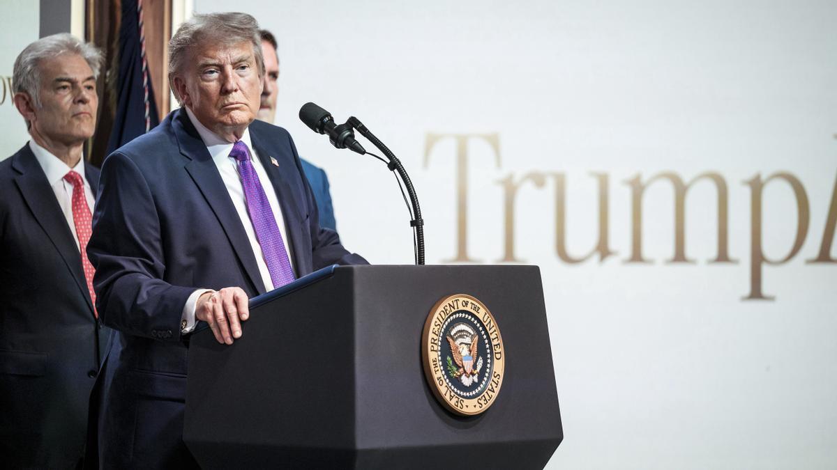 El presidente de EE.UU., Donald Trump, atiende preguntas de los medios en la Casa Blanca.