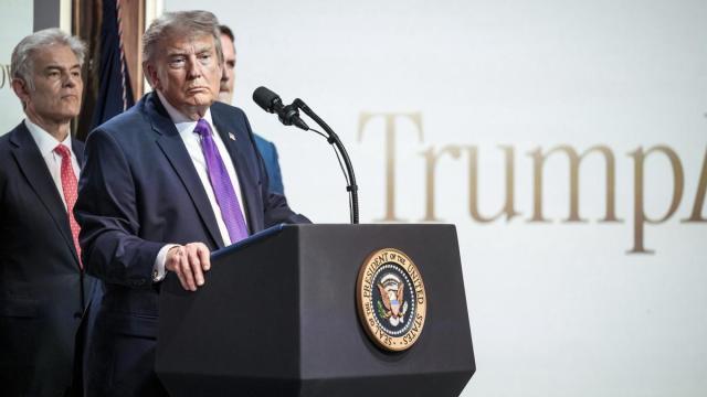 El presidente de EE.UU., Donald Trump, atiende preguntas de los medios en la Casa Blanca.