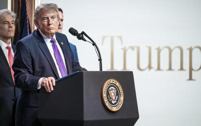 El presidente de EE.UU., Donald Trump, atiende preguntas de los medios en la Casa Blanca.