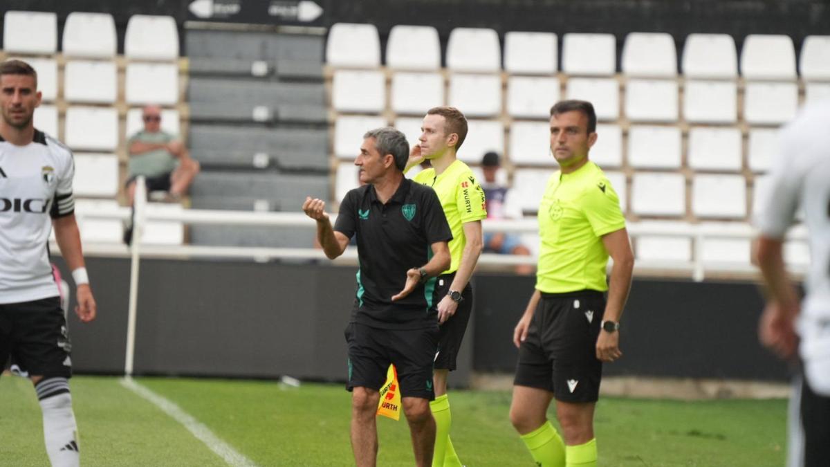 Ernesto Valverde en un lance del partido que, en Burgos, abrió la pretemporada del Athletic