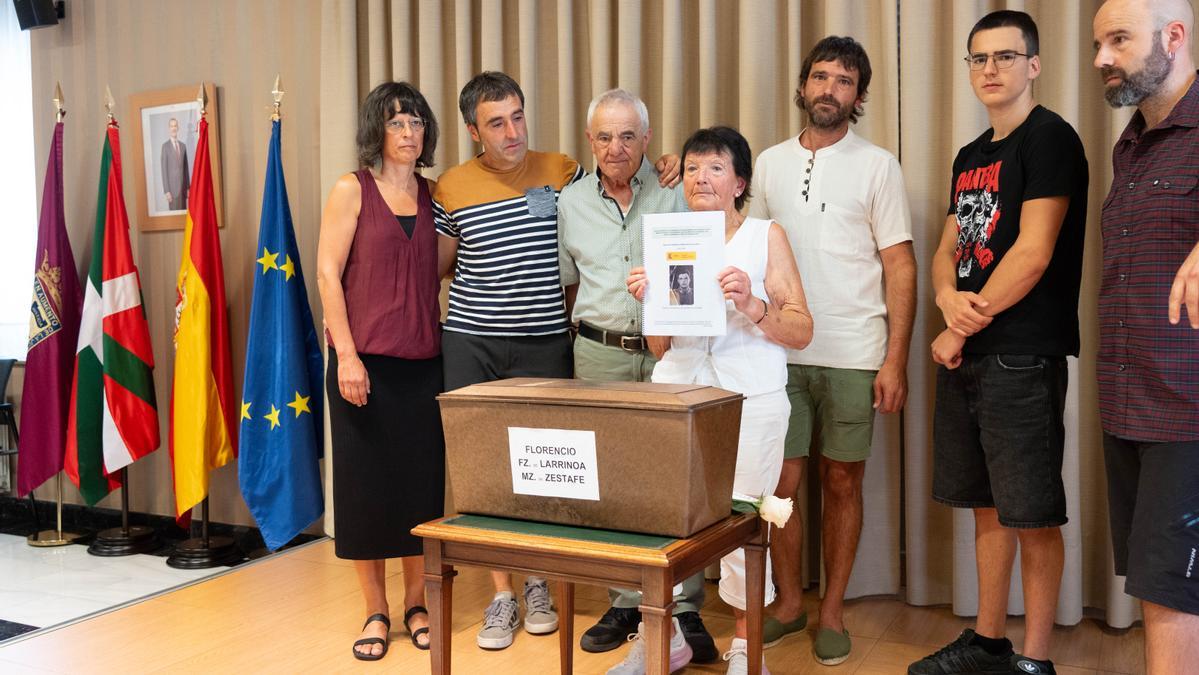 La familia de Florencio junto a los restos mortales
