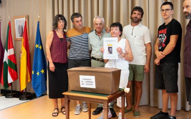 La familia de Florencio junto a los restos mortales