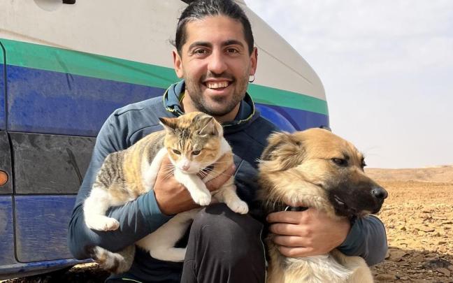 Fito viaja con Zarpas, una gata que encontraron sus amigos, y Txutxi, un perro que se les unió en Montenegro. / CEDIDA Fito viaja con Zarpas, una gata que encontraron sus amigos, y Txutxi, un perro que se les unió en Montenegro.