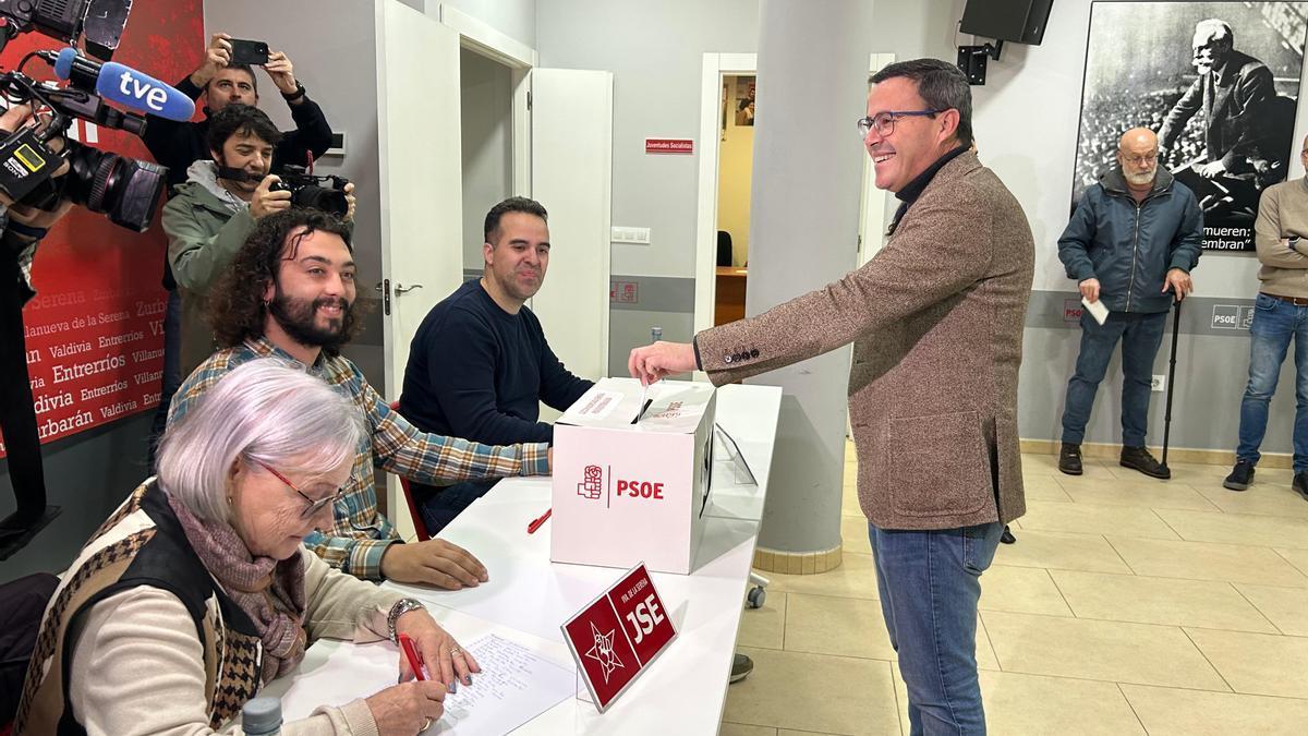 Miguel Ángel Gallardo votando en las primarias del partido, en la sede del PSOE de Villanueva de la Serena