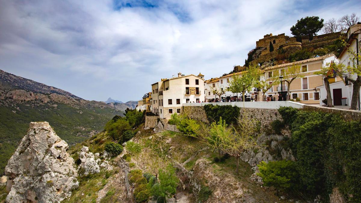 La localidad se asienta entre riscos.