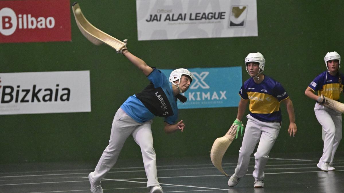Ihart Arakistain y Arai Lejardi, finalistas del Bilbao Iron Cup de cesta tras derrotar a Lur y Oaia Otaño en el frontón del Club Deportivo.