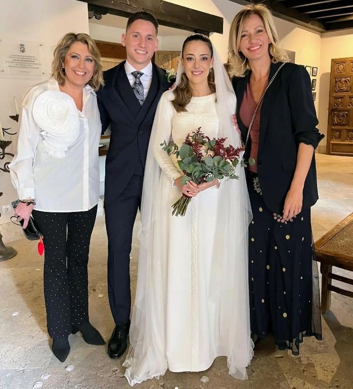 Los novios, con Susana Díaz y Susanna Griso.