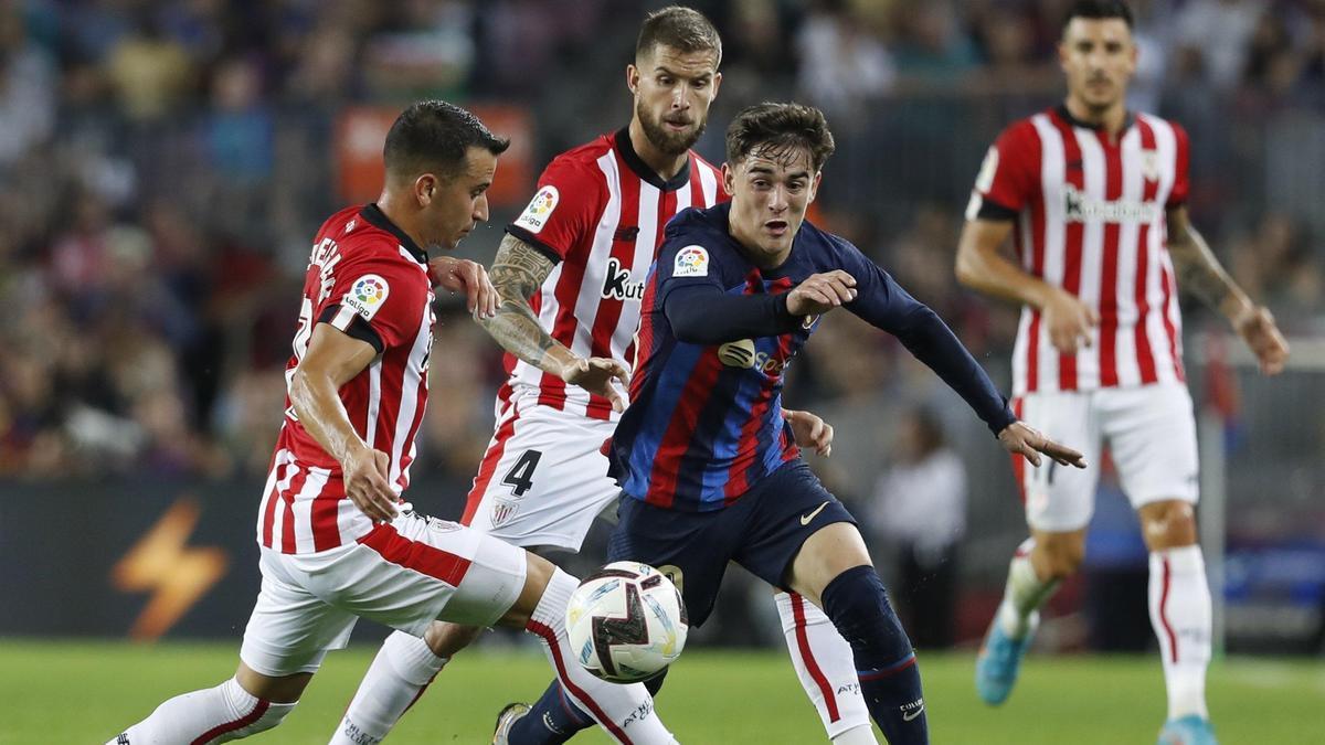 Berenguer pugna con el balón con Gavi en el partido de la primera vuelta en el Camp Nou (4-0).