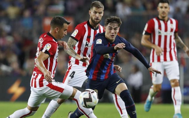 Berenguer pugna con el balón con Gavi en el partido de la primera vuelta en el Camp Nou (4-0).