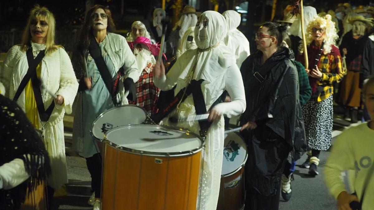 Un grupo de almas en pena camina por las calles de Deba al ritmo de los tambores en una edición pasada de Arimen Gaua.