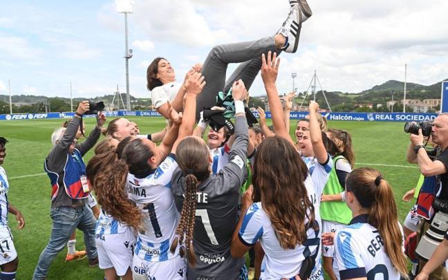 Realeko jokalariak entrenatzailea haizatzen.