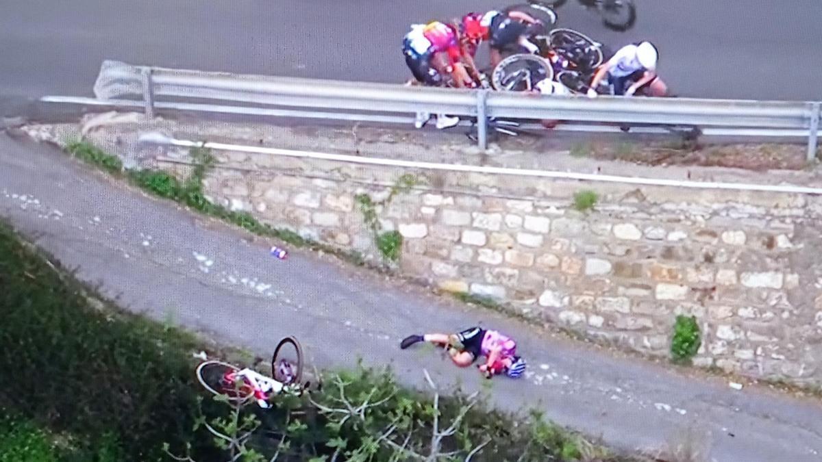 Debora Silvestri, en el suelo, tras la impactante caída.