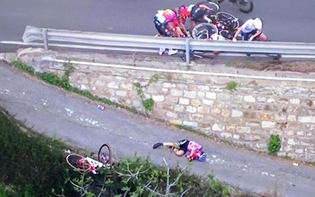 Debora Silvestri, en el suelo, tras la impactante caída.