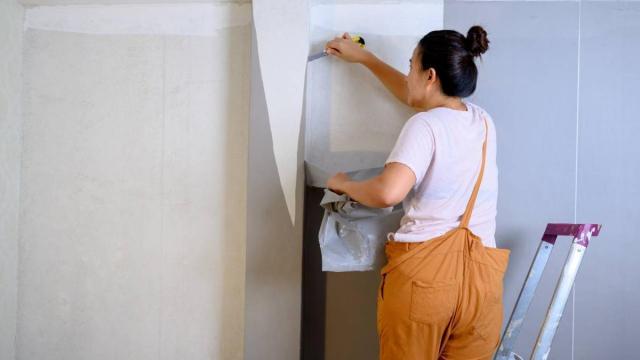 Una mujer realiza obras en su vivienda