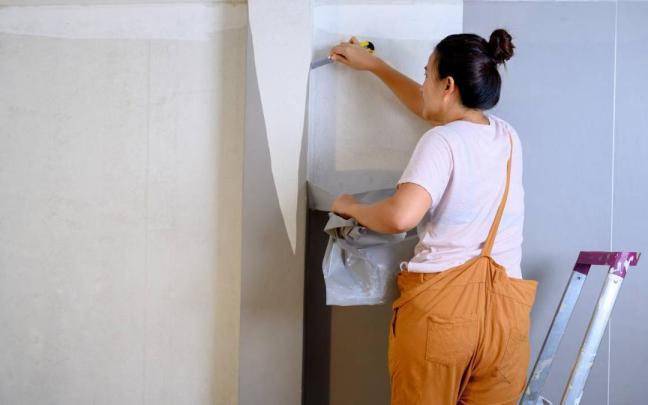 Una mujer realiza obras en su vivienda