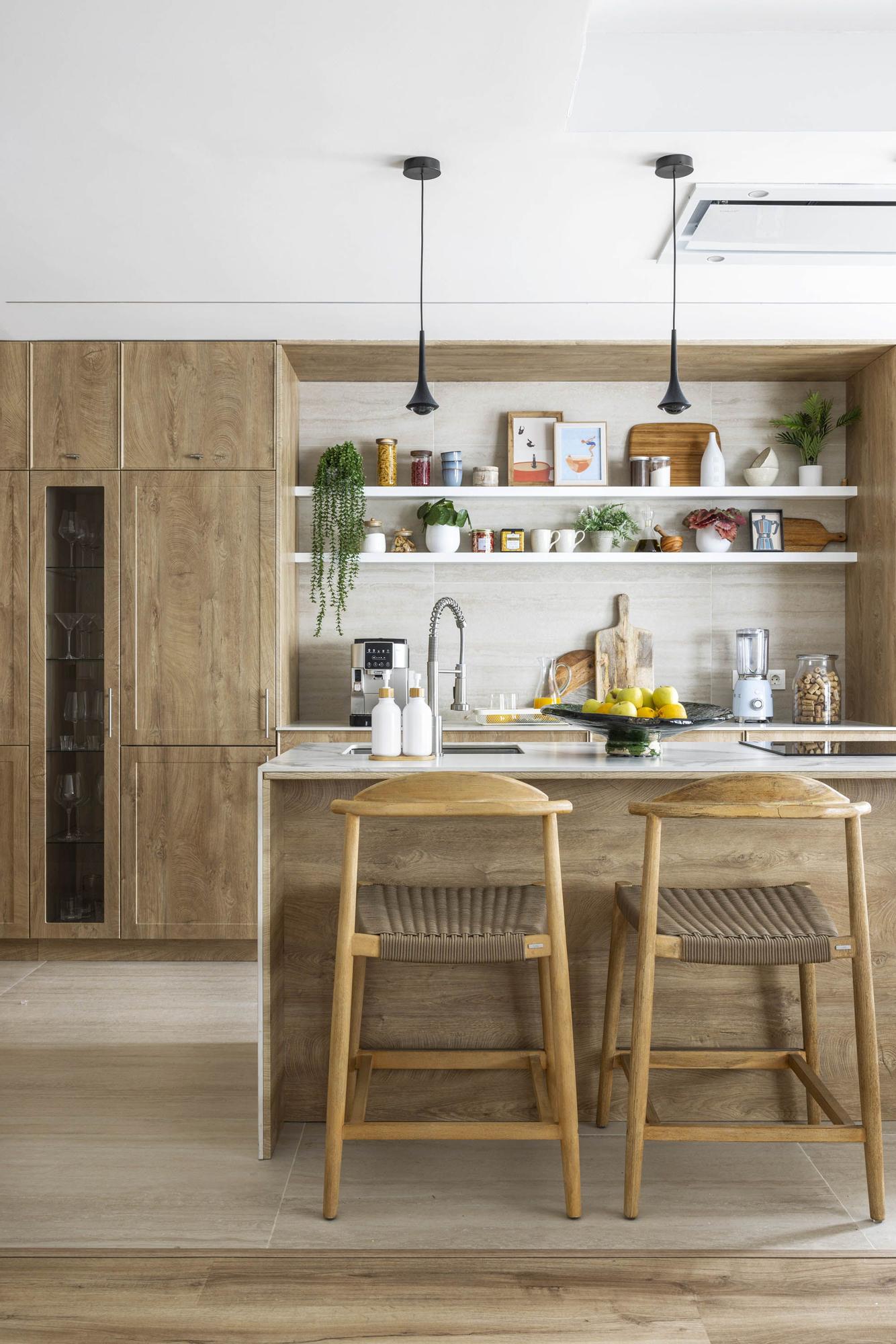 Detalle de la cocina, con gran presencia de madera.