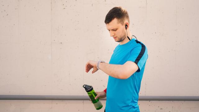 Un hombre controla con su reloj los tiempos de la caminata. Un hombre controla con su reloj los tiempos de la caminata.