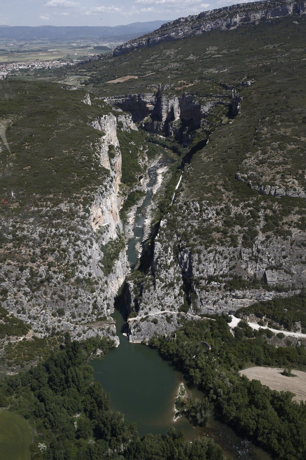 Vista aérea de la foz de Lumbier con el Puente del diablo, y al fondo, Lumbier.
