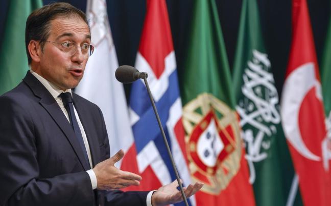 Albares interviene ante los medios antes del inicio de la reunión 'Madrid+'.