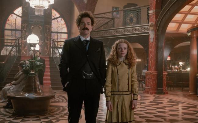 Ewan McGregor junto a Alexa Goodall en la serie ‘Un caballero en Moscú’