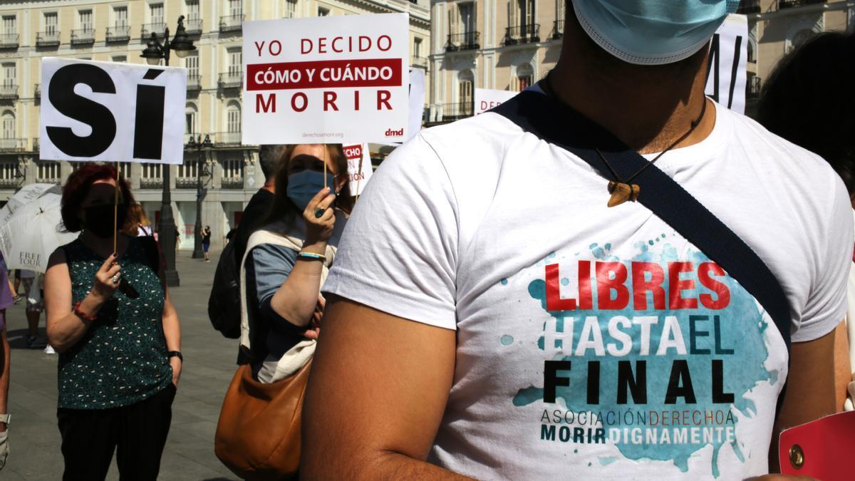 Miembros de la asociación Derecho a Morir Dignamente (DMD) a las puertas del Congreso de los Diputados.