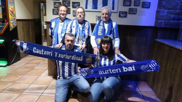 López, Ibarreta, Alkorta, Santos y Romero, en el bar Laubide.