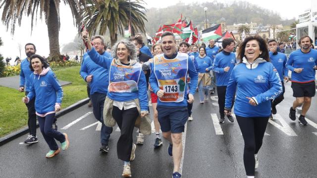La vicelehendakari primera, la jeltzale Ibone Bengoetxea, lleva el lekuko en Korrika junto a otros consejeros del PNV