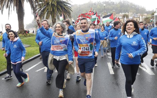 La vicelehendakari primera, la jeltzale Ibone Bengoetxea, lleva el lekuko en Korrika junto a otros consejeros del PNV