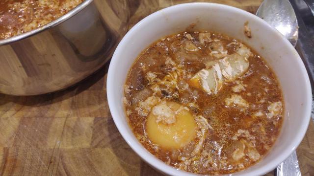 Un cuenco de sopa zurrukutuna complementada por una yema de huevo.