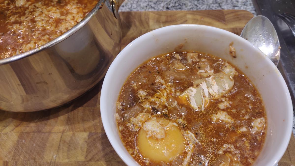 Un cuenco de sopa zurrukutuna complementada por una yema de huevo.