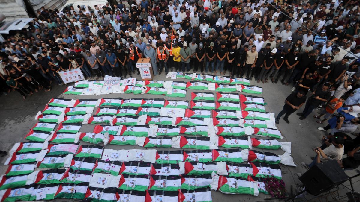 Celebrado en Gaza un funeral por cien muertos cuyos restos fueron recuperados de entre los escombros