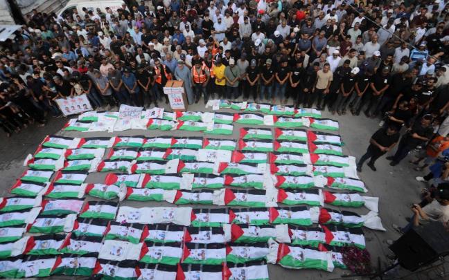 Celebrado en Gaza un funeral por cien muertos cuyos restos fueron recuperados de entre los escombros