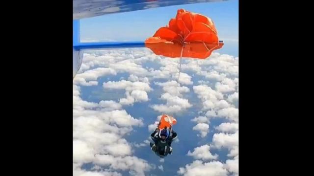 El paracaidista, colgado del avión.