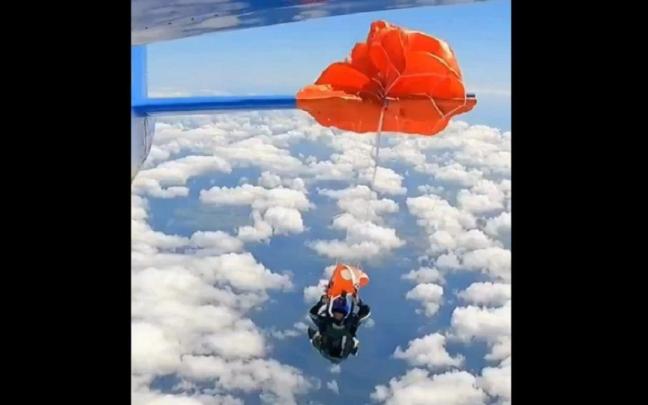 El paracaidista, colgado del avión.