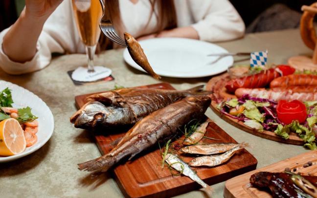 Acabado el banquete, con lo que sobra se pueden hacer nuevos platos.