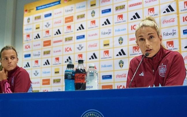 Las futbolistas Irene Paredes (i) y Alexia Putellas (d) durante la rueda de prensa previa al entrenamiento de la selección Las futbolistas Irene Paredes (i) y Alexia Putellas (d) durante la rueda de prensa previa al entrenamiento de la selección
