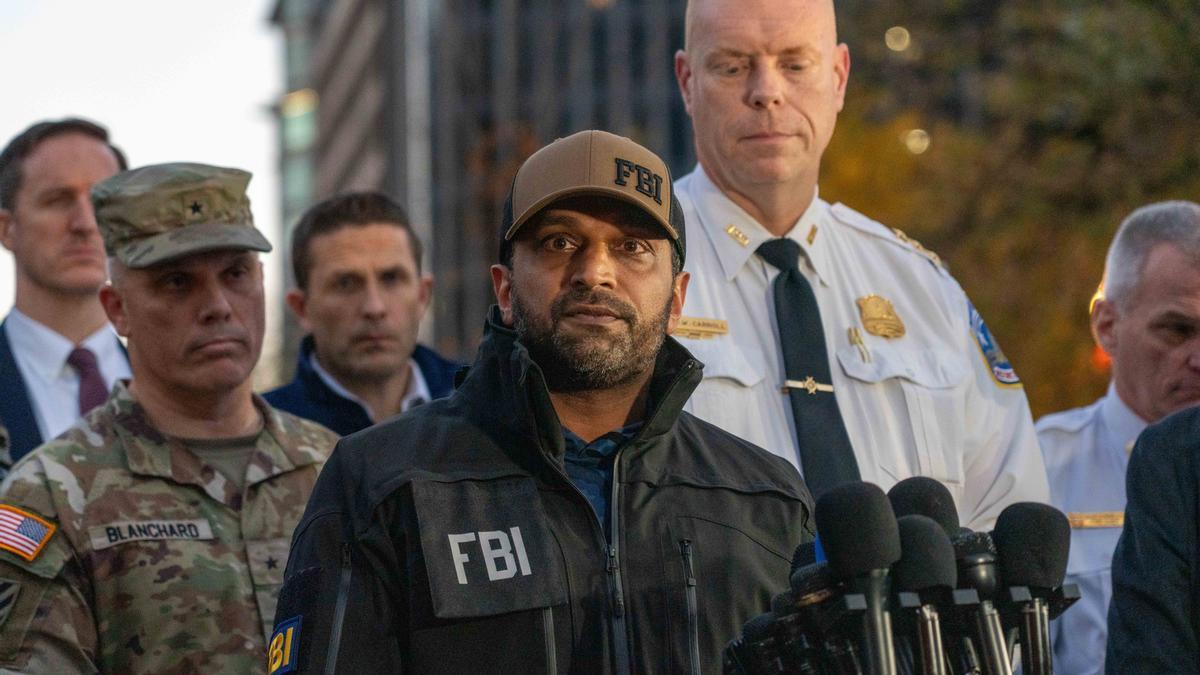 El director del FBI, Kash Patel, atiende a los medios de comunicación.