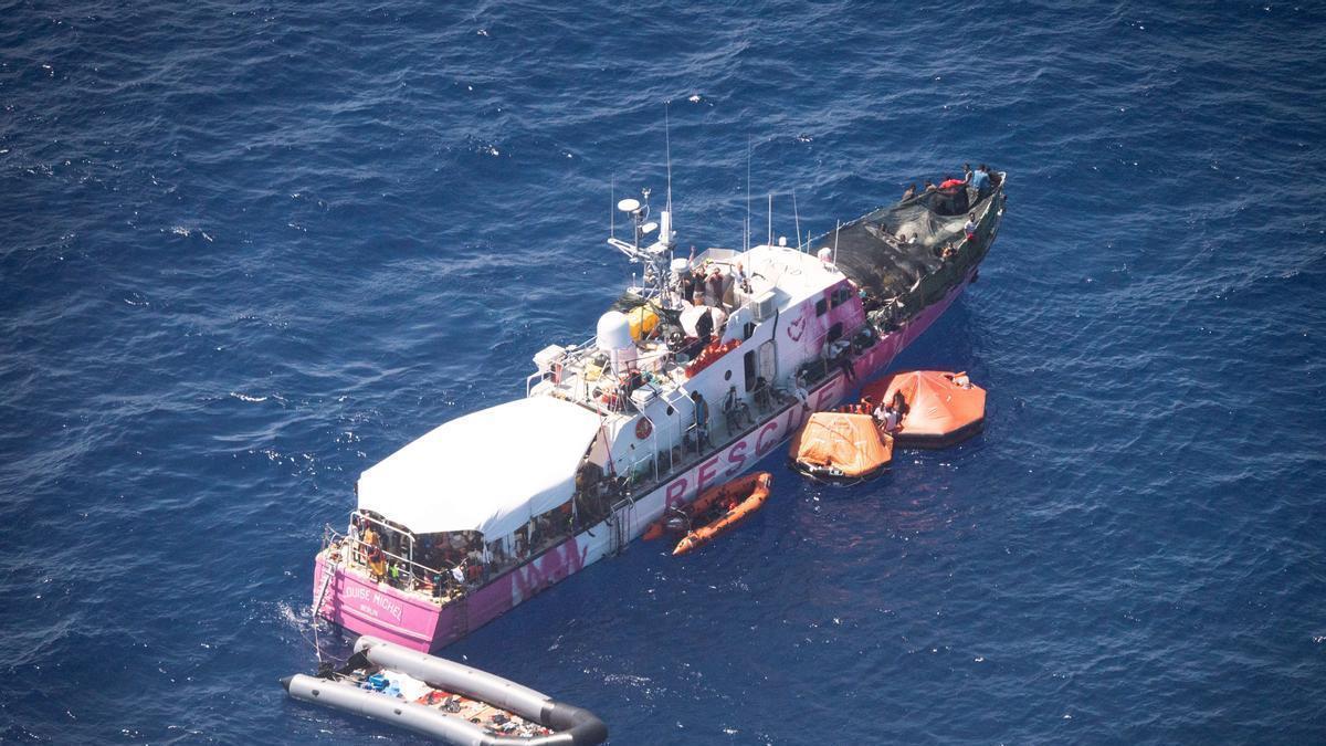 El barco de rescate 'Louise Michel', financiado por Banksy.